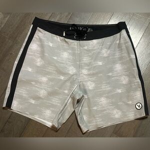 Vuori SAMPLE Board Shorts Mens 33 The Rise The Shine Stretch Surf Swim Gray NWOT